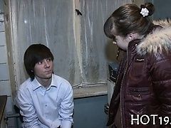 Милашка скачет на члене