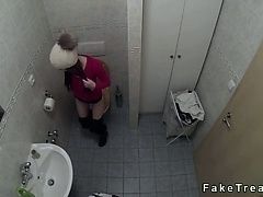 Горячая черноволосая красотка вылизана и трахнута доктором