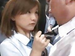 Японская студентка дрочит не стесняясь бизнесмену его длинный член в забитом автобусе